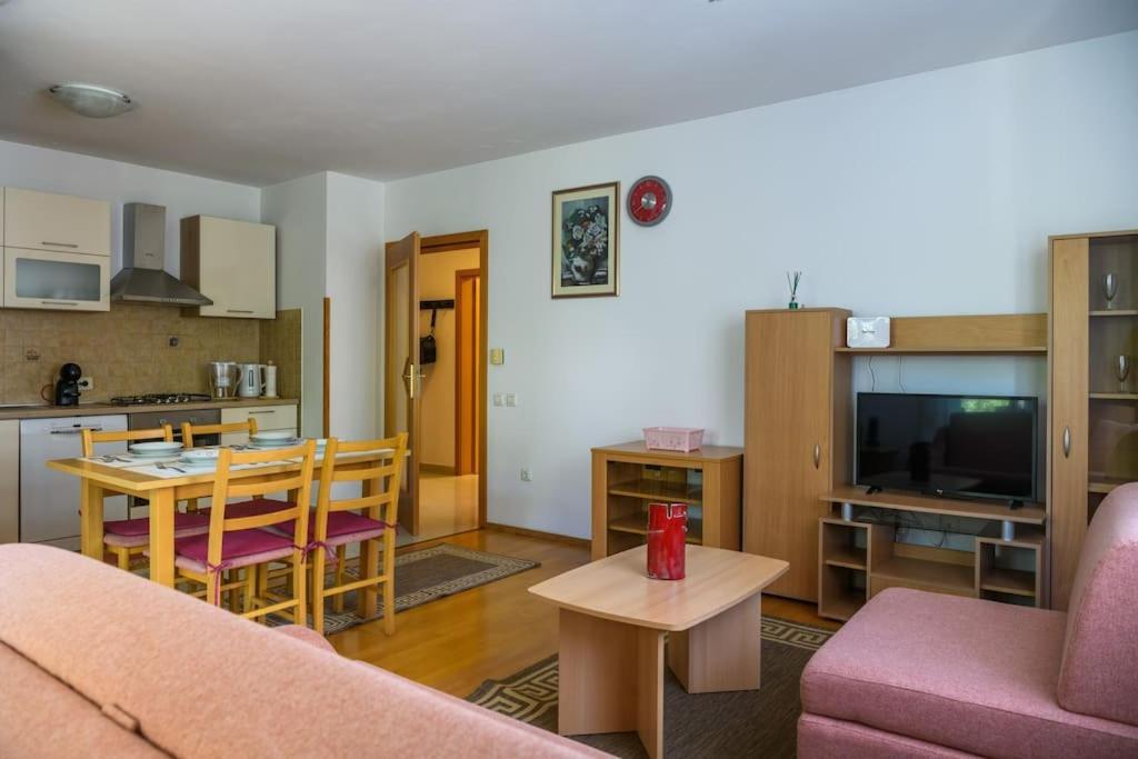 Apartment Sunce Пула Екстериор снимка